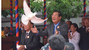 Chủ tịch CPP, Thủ tướng Samdech Hun Sen và Chủ tịch danh dự CPP, Chủ tịch Quốc hội Heng Somrin thả chim hòa bình tại buổi lễ.