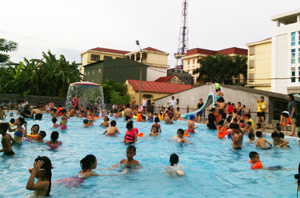 Bể bơi Trung tâm TP Hòa Bình, khu vực  dành cho trẻ em luôn quá tải trong những ngày hè.
