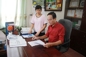 Thường trực Đảng ủy xã Hợp Thịnh (Kỳ Sơn)  thường xuyên trao đổi thông tin, nắm tình hình nhằm  nâng cao chất lượng sinh hoạt chi bộ KDC.