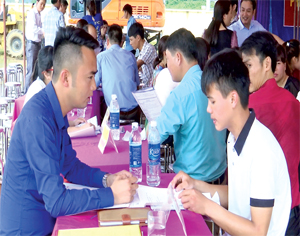 Người lao động tìm hiểu, tư vấn việc làm trong phiên giao dịch việc làm tại xã Tây Phong (Cao Phong).
