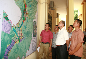Người dân quan tâm tìm hiểu quy hoạch phát triển thị trấn Mai Châu (Mai Châu) đến năm 2025, tầm nhìn năm 2035.