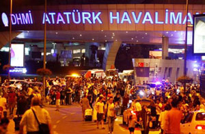 Người dân và du khách hốt hoảng rời khỏi sân bay Ataturk sau khi xảy ra các vụ tấn công. Ảnh: Reuters.