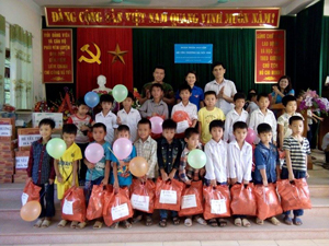 Đoàn tình nguyện tặng quà cho các em học sinh nghèo vượt khó, học sinh khuyết tật tiêu biểu của huyện Lạc Thủy.
