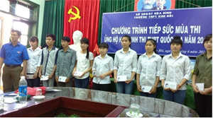 Đoàn trường THPT Kim Bôi trao kinh phí hỗ trợ cho các em có hoàn cảnh khó khăn chuẩn bị tham gia kỳ thi tốt nghiệp THPT quốc gia năm 2016.