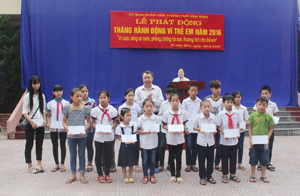 Lãnh đạo Sở Giao thông Vận tải trao học bổng cho học sinh nghèo vượt khó của thành phố Hòa Bình  tại lễ phát động Tháng hành động vì trẻ em năm 2016