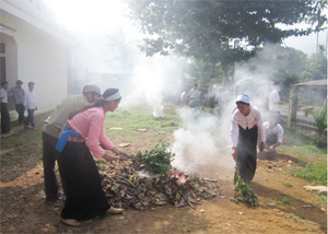 Phụ nữ xã Địch Giáo tổ chức làm vệ sinh, thu gom rác thải khu vực trường học.