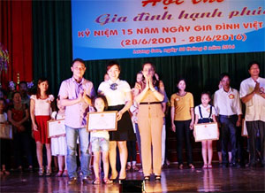 Bà Quách Thị Kiều – Phó Chủ tịch UBND huyện, Trưởng BCĐ công tác gia đình huyện trao giấy khen cho gia đình đạt giải nhất hội thi.