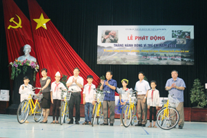 Đồng chí Bùi Văn Cửu, Phó Chủ tịch thường trực UBND tỉnh cùng lãnh đạo sở LĐ, TB & XH, huyện Kim Bôi trao xe đạp cho học sinh có hoàn cảnh khó khăn tại buổi lễ.