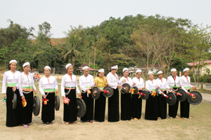 Phụ nữ xã Phú Minh (Kỳ Sơn) thường biểu diễn chiêng Mường trong các ngày lễ lớn trên địa bàn. ảnh: H.L