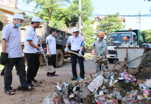 Các đồng chí lãnh đạo tỉnh và huyện Cao Phong tham gia làm vệ sinh môi trường hưởng ứng sự kiện.
