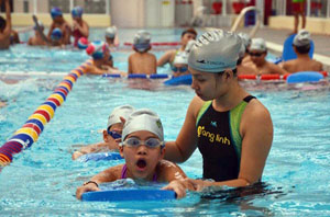 Khóa dạy bơi cho học sinh Trường THCS Ngô Sỹ Liên (Hà Nội ). Ảnh: DUY LINH
