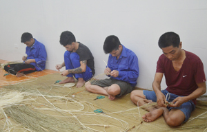 Các học viên đang chữa trị cắt cơn tại Trung tâm CB - GD - LĐXH tỉnh  được học nghề mây - tre đan.
