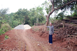 Ông Bùi Thanh Xuân bên con đường sắp thi công tại xóm Chầm,  xã Yên Lập  (Cao Phong).