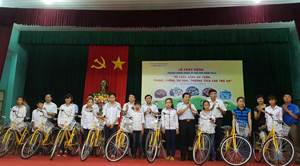 Lãnh đạo sở LĐ, TB & XH trao tặng xe đạp cho trẻ em vượt khó huyện Yên Thuỷ.

