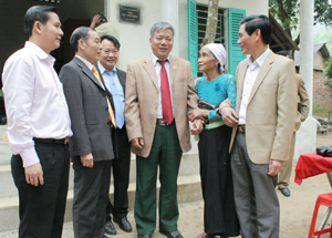 Lãnh đạo Hội Hỗ trợ gia đình liệt sỹ tỉnh và huyện Mai Châu  thăm hỏi,  động viên bà Hà Thị Thân, xóm Hịch, xã Mai Hịch.