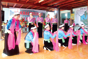 Biểu diễn văn nghệ đậm bản sắc dân tộc tại khu du lịch thiên nhiên hồ Dụ, xã Mông Hoá (Kỳ Sơn).