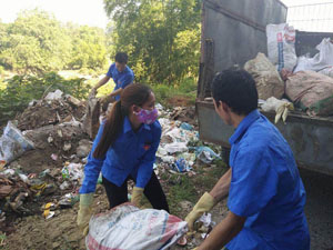 ĐVTN huyện Lạc Sơn thu gom rác thải, làm vệ sinh môi trường tại xã Tân Mỹ