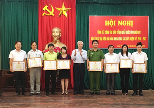 Đồng chí Phạm Văn Long, Chủ tịch UBND huyện Cao Phong tặng giấy khen cho các tập thể có thành tích xuất sắc trong công tác bầu cử đại biểu Quốc hội và HĐND các cấp nhiệm kỳ 2016 – 2021.