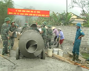 Cán bộ, nhân dân và bộ đội địa phương  làm đường giao thông tại xóm Minh Thành, xã Yên Trị (Yên Thủy).
