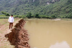 Diện tích đất canh tác của người dân xóm Đồi Bổi, xã Sào Báy (Kim Bôi) bị sạt lở hơn 70 m do ảnh hưởng của đợt mưa lớn từ ngày 24 - 25/5.