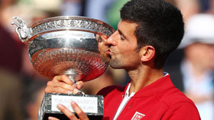 Djokovic hạnh phúc bên chiếc cúp vô địch Roland Garros đầu tiên trong sự nghiệp. (Ảnh: Getty)