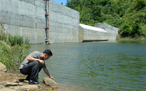 Hàng ngày, Công ty CP nước sạch Hoà Bình lấy mẫu nước tại hồ Cạn Thượng, xã Tân Phong (Cao Phong) về phân tích, theo dõi mức độ tăng, giảm lượng Mangan trong nước.