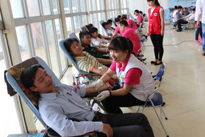 Các tình nguyện viên thành phố Hòa Bình tham gia hiến máu tình nguyện.
