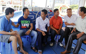 Anh Lưu Chí Dũng (bìa trái), nạn nhân trong vụ chìm tàu, cảm ơn những ân nhân đã cứu sống 8 người trong gia đình anh