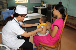 Bác sỹ Trạm y tế xã Tân Vinh (Lương Sơn) khám cho bệnh nhân nhi.
