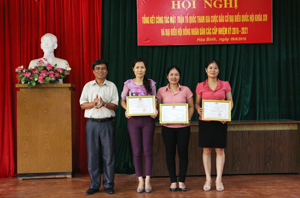 Lãnh đạo Uỷ ban MTTQ thành phố Hoà Bình tặng giấy khen cho 3 tập thể, 5 cá nhân có thành tích xuất sắc tham gia cuộc bầu cử.

