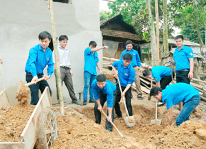 ĐV-TN huyện Đà Bắc khởi công xây dựng nhà tiêu hợp vệ sinh tại xóm Cháu, xã Tu Lý.