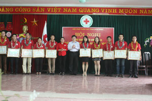 Đồng chí Nguyễn Văn Chương, Phó chủ tịch UBND tỉnh, Trưởng Ban chỉ đạo VĐHMTN trao quà cho các cá nhân có thành tích xuất sắc trong phong trào Hiến máu tình nguyện tỉnh
