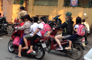 Chở quá số người quy định, không đội mũ bảo hiểm khi tham gia giao thông.  ảnh chụp tại phường Phương Lâm (TP Hòa Bình). ảnh: ĐP