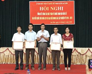 Lãnh đạo huyện uỷ Lạc Sơn tặng giấy khen cho các tập thể, cá nhân có thành tích xuất sắc trong công tác bầu cử ĐBQH và HĐND các cấp nhiệm kỳ 2016 - 2021.

