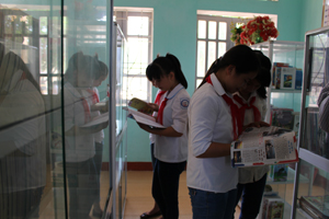 Trường THCS thị trấn Cao Phong (Cao Phong) nỗ lực thực hiện  các tiêu chí của “đơn vị học tập”.Trong ảnh: Học sinh trường THCS thị trấn Cao Phong (Cao Phong) đọc sách, báo tại thư viện nhà trường.
