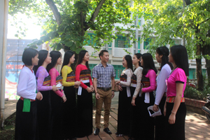 Đồng chí Nguyễn Ngọc Khiêm Bí thư Đoàn trường THPT DTNT tỉnh trao đổi với các đoàn viên về những dự định lựa chọn nghề nghiệp trong tương lai.