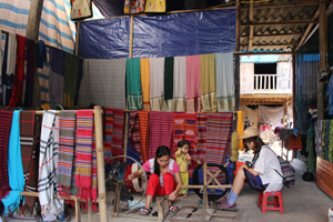 Du khách dừng chân thăm quan làng nghề dệt thổ cẩm bản Lác, xã Chiềng Châu
