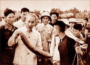 Nông dân xã Ái Quốc, huyện Nam Sách, tỉnh Hải Dương báo cáo kết quả sản xuất với Chủ tịch Hồ Chí Minh (31-5-1957). Ảnh tư liệu.