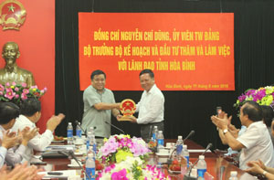 Bộ trưởng Kế hoạch và Đầu tư Nguyễn Chí Dũng (trái) trao tặng lưu niệm cho Bí thư Tỉnh ủy Hòa Bình Bùi Văn Tỉnh