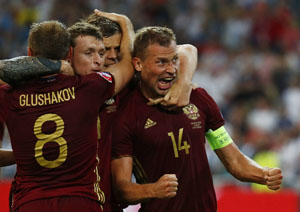 Niềm vui của cầu thủ Nga sau khi giành lại một điểm ngay trước khi kết thúc trận đấu. Ảnh: Reuters.