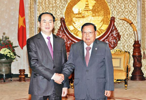 Chủ tịch nước Trần Đại Quang với Tổng Bí thư, Chủ tịch nước CHDCND Lào Bun-nhăng Vo-la-chít tại lễ đón