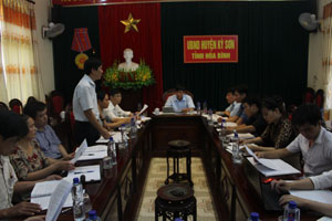 Lãnh đạo Đảng bộ cơ quan chính quyền huyện Kỳ Sơn báo cáo đoàn kiểm tra kết quả công tác PCTN-LP.

                                  
