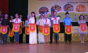 Lãnh đạo UBND huyện Cao Phong trao cờ lưu niệm cho các đoàn về dự diễn đàn trẻ em cấp huyện năm 2016.