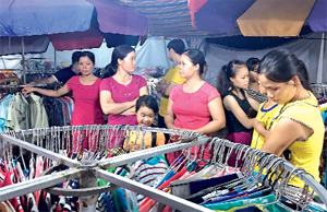 Người tiêu dùng thăm quan, mua sắm tại phiên chợ đưa hàng Việt  về vùng sâu, vùng xa huyện Kim Bôi tháng 5/2016.