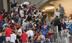 Cổ động viên Anh và Nga hỗn loạn sau trận đấu Anh - Nga tại Marseille (nguồn: EPA)