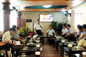 Đồng chí Bùi Văn Tỉnh, Ủy viên BCH T.Ư Đảng, Bí thư Tỉnh ủy, Chủ tịch HĐND phát biểu chỉ đạo tại buổi gặp gỡ “Café doanh nhân”.