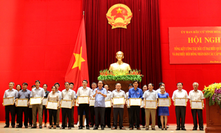 Đồng chí Nguyễn Văn Quang, Phó Bí thư tỉnh ủy, Chủ tịch UBND tỉnh trao bằng khen cho các tập thế có thành tích xuất sắc trong công tác bầu cử ĐBQH khóa XIV và đại biểu HĐND các cấp nhiệm kỳ 2016 -2021.