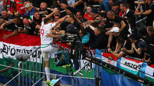Tiền đạo Adam Szalai và cổ động viên Hungary ăn mừng bàn thắng đầu tiên của đội tuyển tại VCK Euro 2016