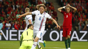 Bjarnason gỡ hòa cho Iceland. ( Ảnh: Reuters)