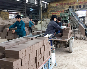 Chi bộ Công ty CP gạch ngói Quỳnh Lâm (xã Sủ Ngòi, TP Hòa Bình) nhiều năm liền giữ vững danh hiệu TSVM và  phát huy tốt vai trò lãnh đạo doanh nghiệp phát triển sản xuất,  đảm bảo đời sống cho người lao động.
